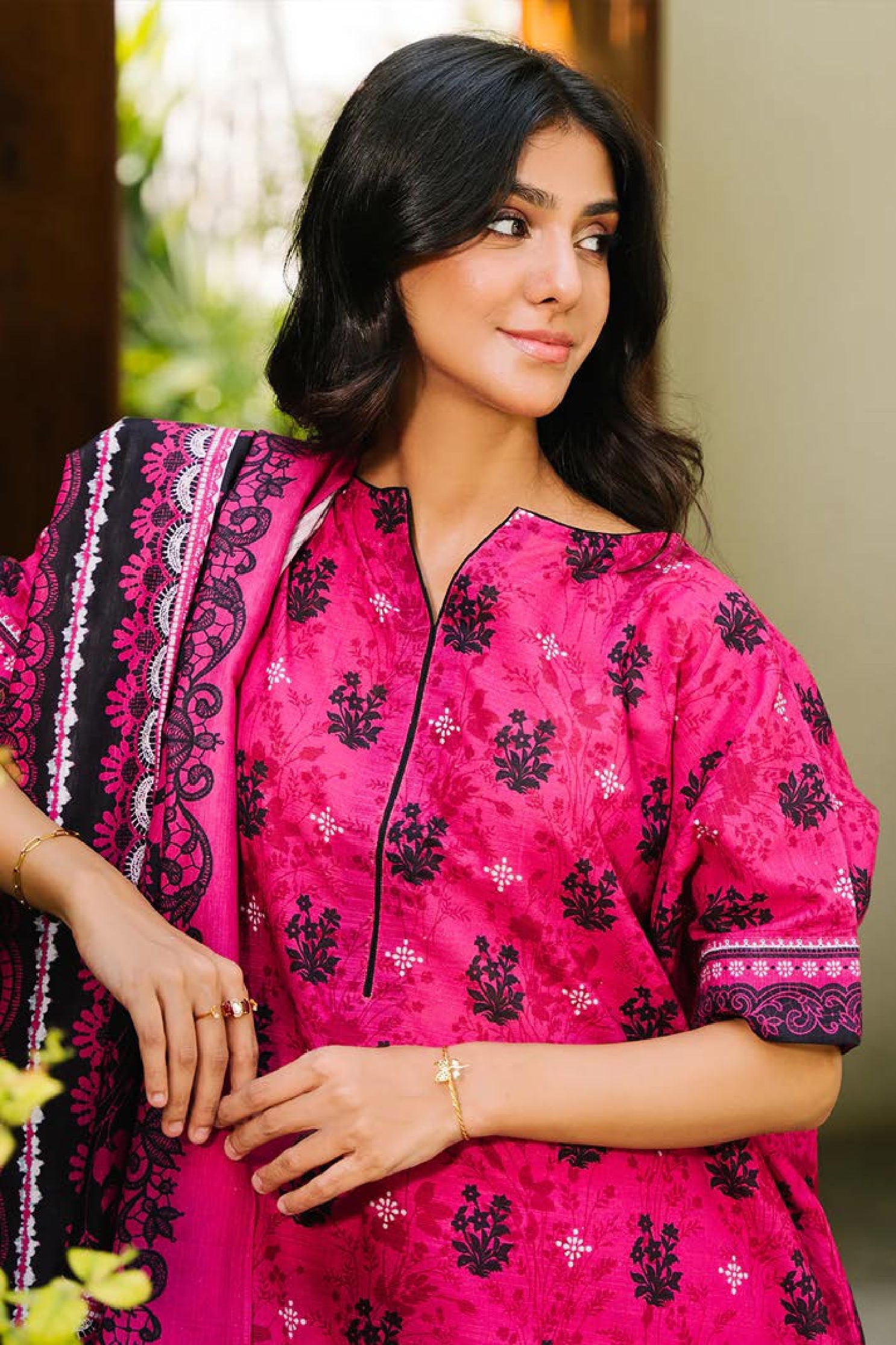 Zellbury Lawn – Bana Dora 2025 (Magenta & Black Floral 3-Piece Suit)