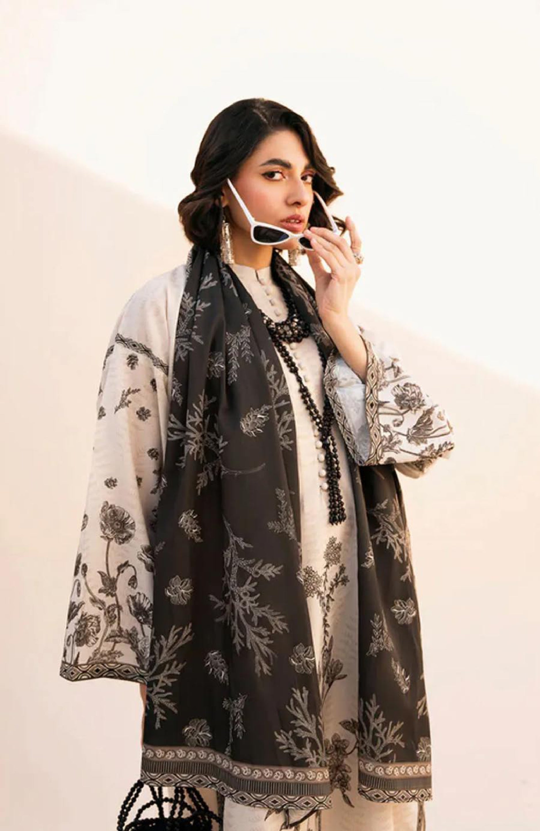 Khaadi Lawn – BANA DORA 2025 (Monochrome Floral 3-Piece Suit)