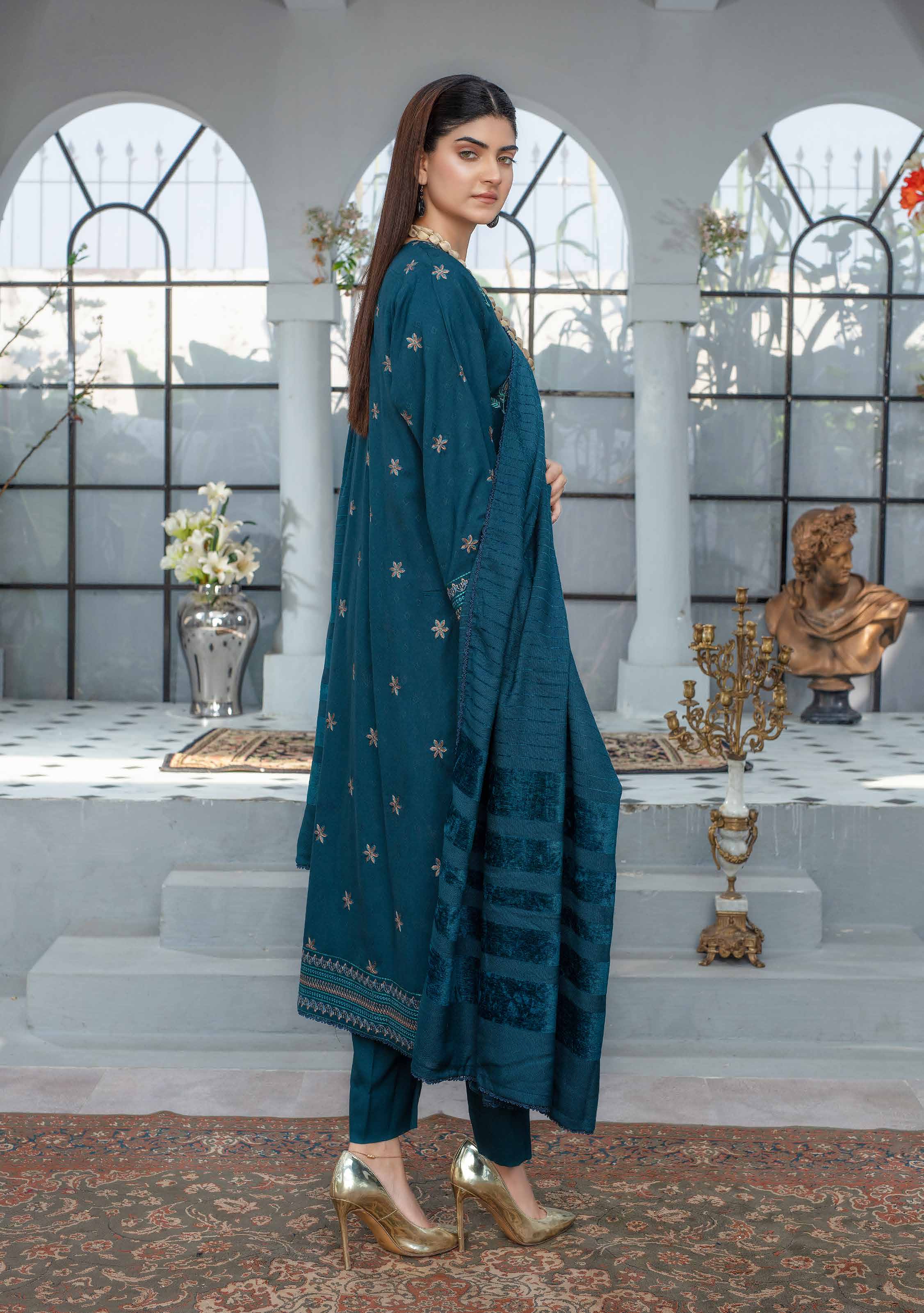 Rawayat by Khoobsurat Premium Leather with Valvet Wool Shawl (R-09)