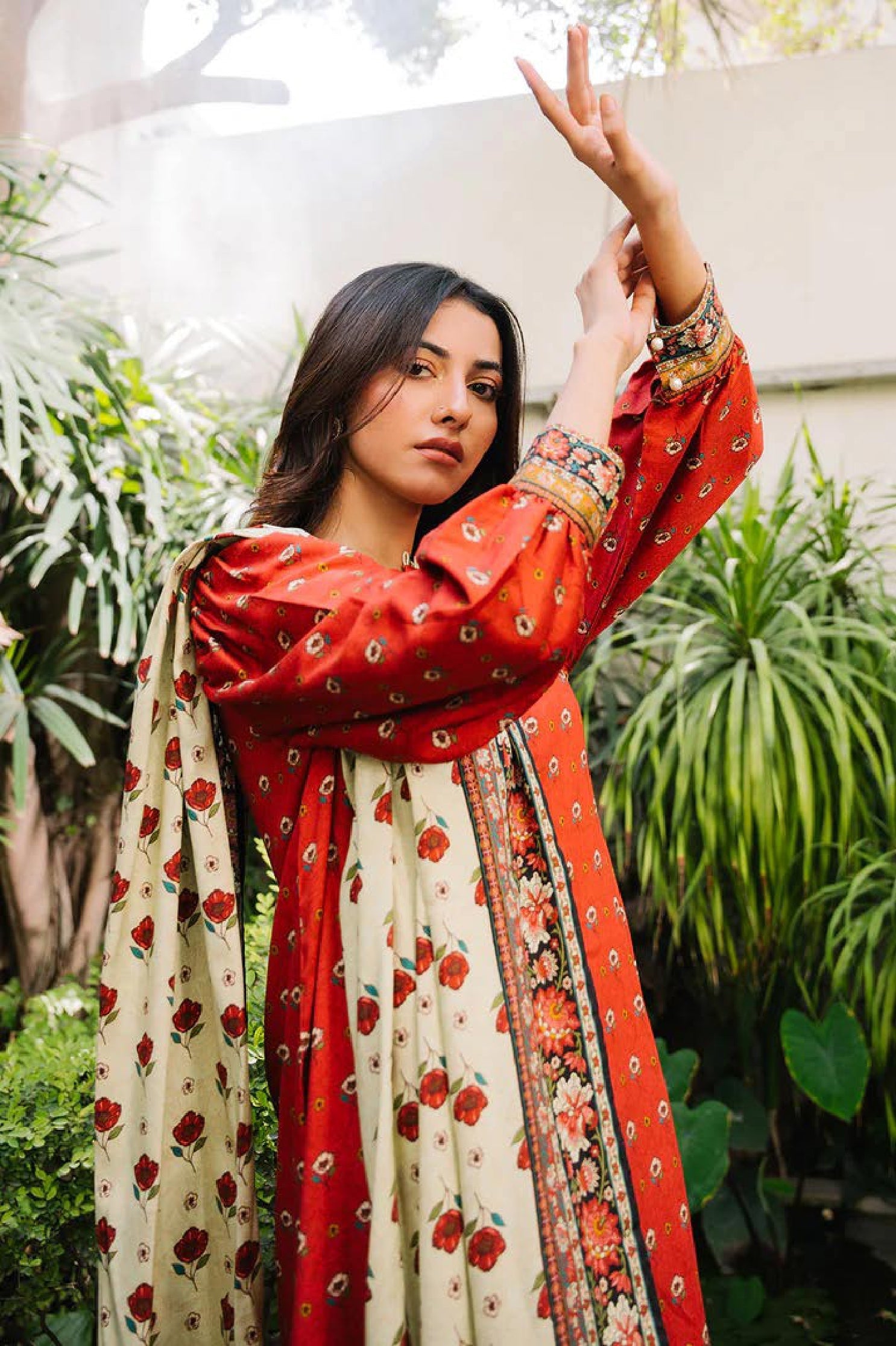 Zellbury Lawn – Bana Dora 2025 (Red & Cream Floral 3-Piece Suit)
