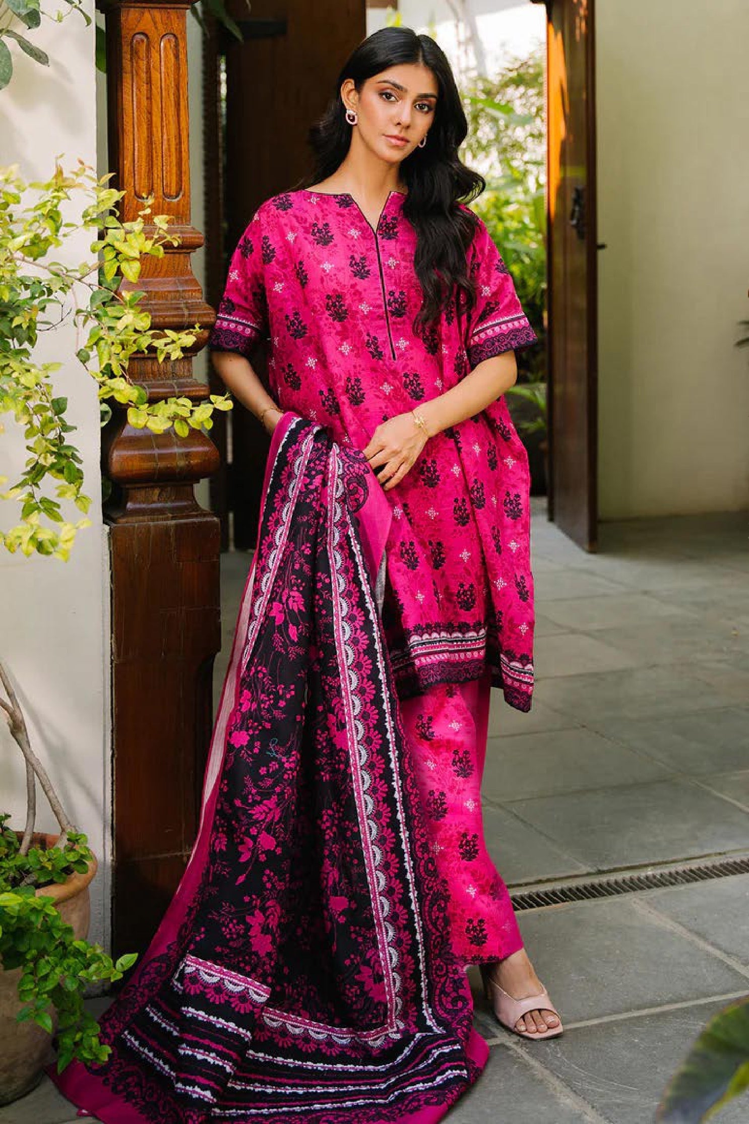 Zellbury Lawn – Bana Dora 2025 (Magenta & Black Floral 3-Piece Suit)