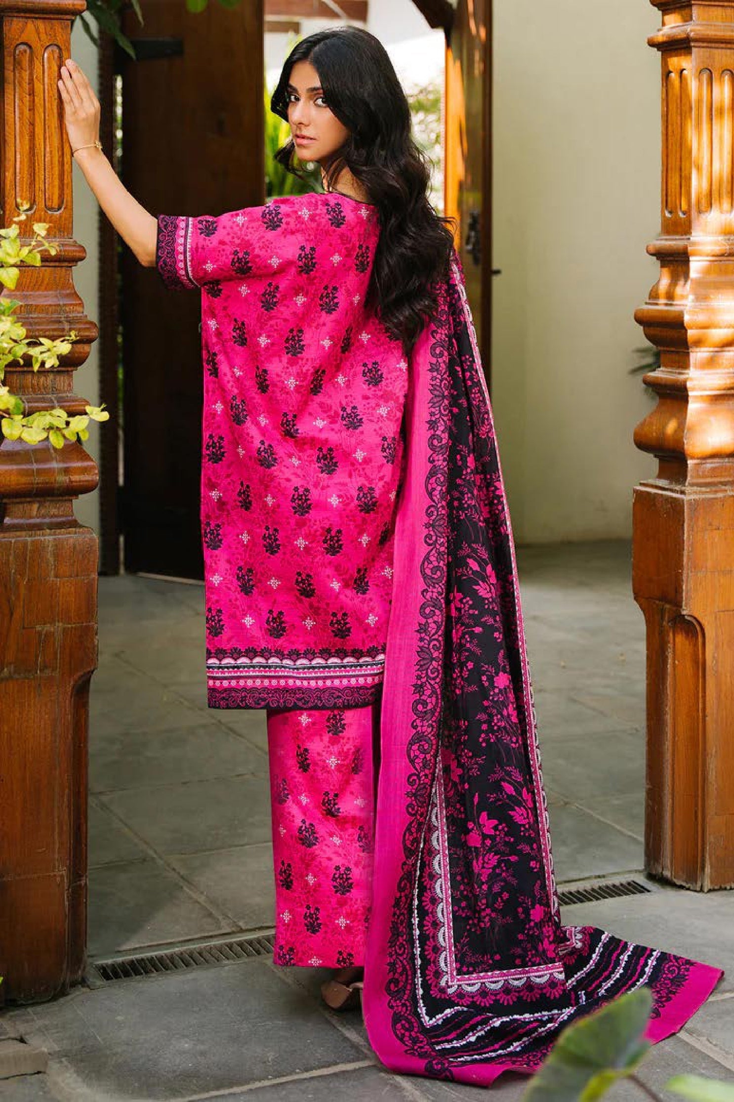 Zellbury Lawn – Bana Dora 2025 (Magenta & Black Floral 3-Piece Suit)